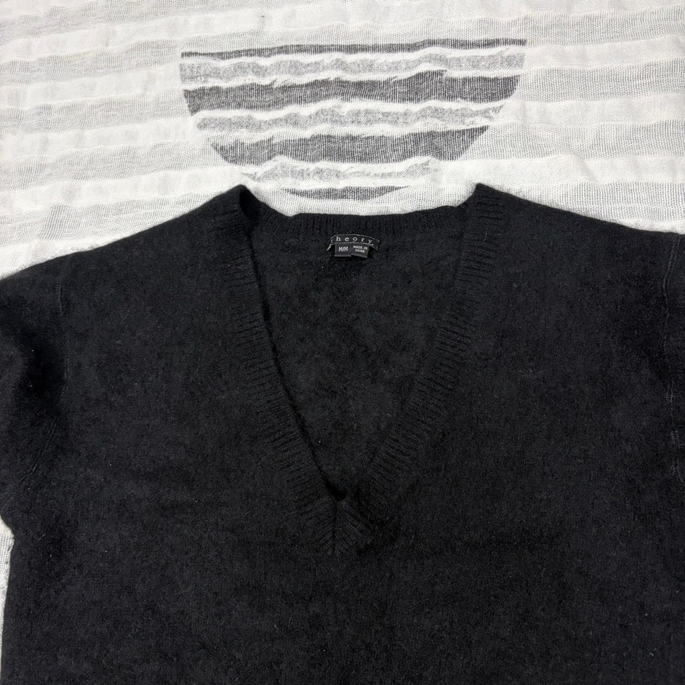 Theory Black Short Sleeve V-Neck Crop Top - Picture 2 of 9